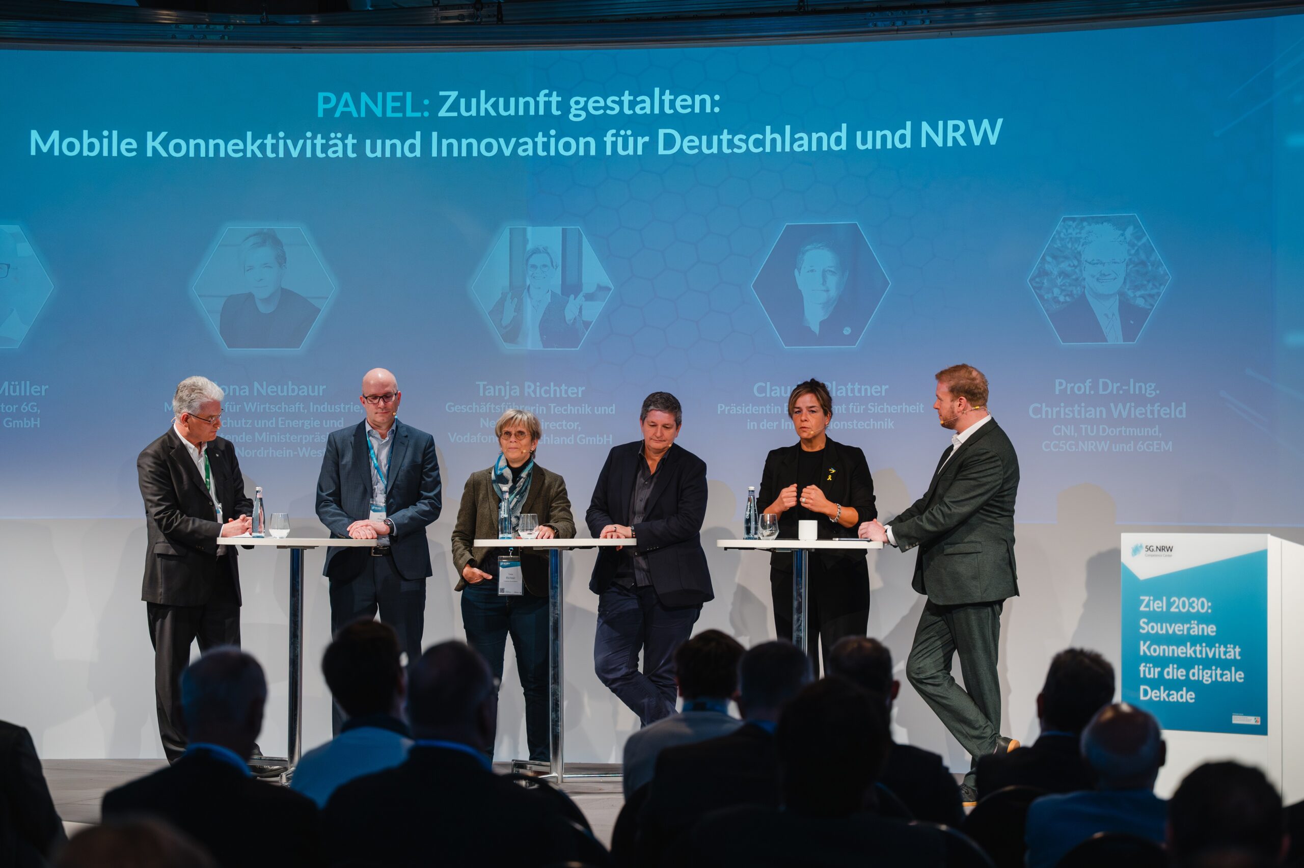 Das Panel von links nach rechts: Prof. Dr.-Ing. Christian Wietfeld, Dr. Andreas Müller, Tanja Richter, Claudia Plattner, Mona Neubaur und Moderator Tobias Häusler. Foto: Ludger Staudinger 2024